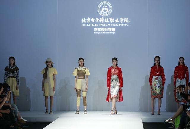 {“title”: “北京電子科技職業(yè)學(xué)院錄取分?jǐn)?shù)線參考”, “content”: “北京電子科技職業(yè)學(xué)院是北京市屬的公辦高職院校，也是國家示范性高等職業(yè)院校，位于北京經(jīng)濟(jì)技術(shù)開發(fā)區(qū)。對于想在北京上高職的考生來說，這所學(xué)校在電子信息、機(jī)電、汽車、生物醫(yī)藥等專業(yè)方向上有較強(qiáng)的實(shí)力，就業(yè)和校企合作資源也比較豐富。\n\n關(guān)于多少分能上，需要說明一點(diǎn) 高職錄取分?jǐn)?shù)線每年都會根據(jù)招生計(jì)劃、報(bào)考人數(shù)、試題難度等因素變化，不同省份、不同科類（物理/歷史或文理）、不同專業(yè)的分?jǐn)?shù)差別也很大，所以沒有一個(gè)固定的‘多少分一定